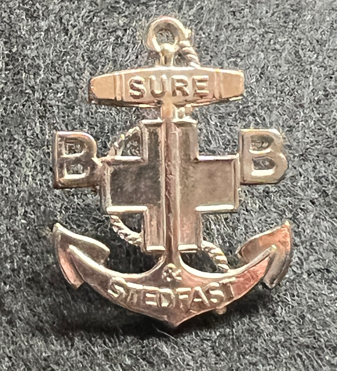 VINTAGE BOYS BRIGADE PRESSED ANCHOR ‘SURE & STEDFAST’ PIN BADGE