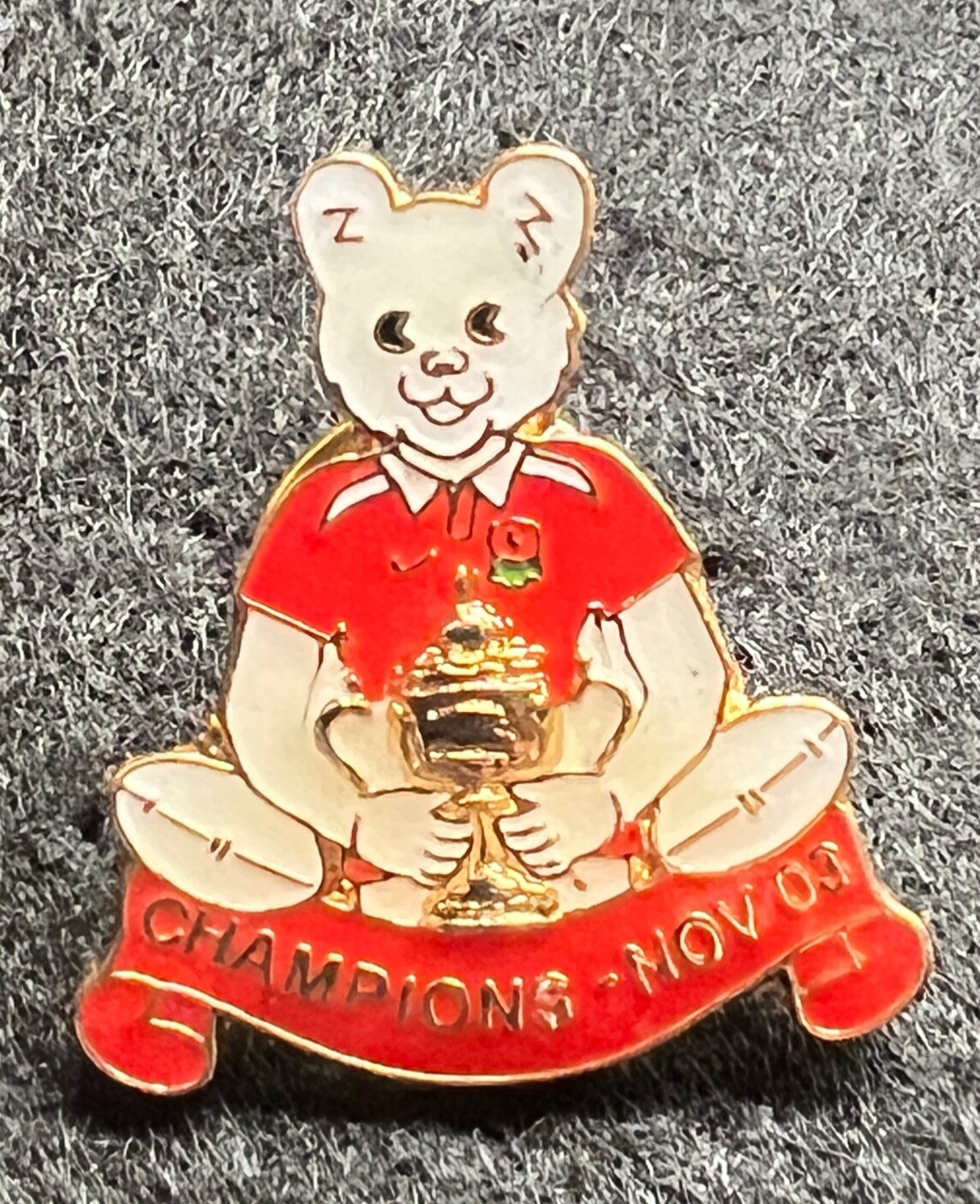 CHAMPIONS NOV 03 ENGLAND RUGBY WORLD CUP WIN TEDDY HOLDING CUP PIN BADGE
